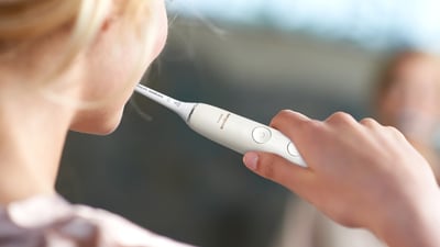 Szczoteczka soniczna z wymienną główką pomagająca zapobiegać grzybicy jamy ustnej.