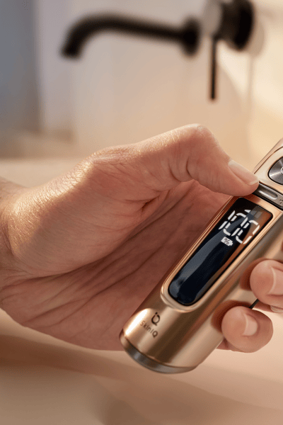 Una mano sosteniendo una afeitadora eléctrica.