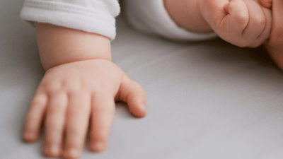 Крупний план ніжної дитячої руки