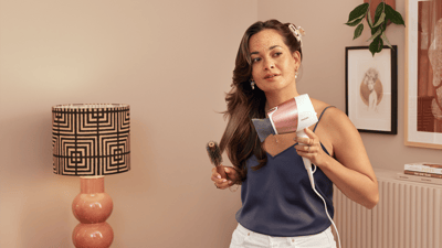 sievietes, kas izmanto matu žāvētāju