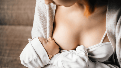 אמא מניקה לתינוק