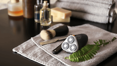 Baie modernă cu instrumente de bărbierit