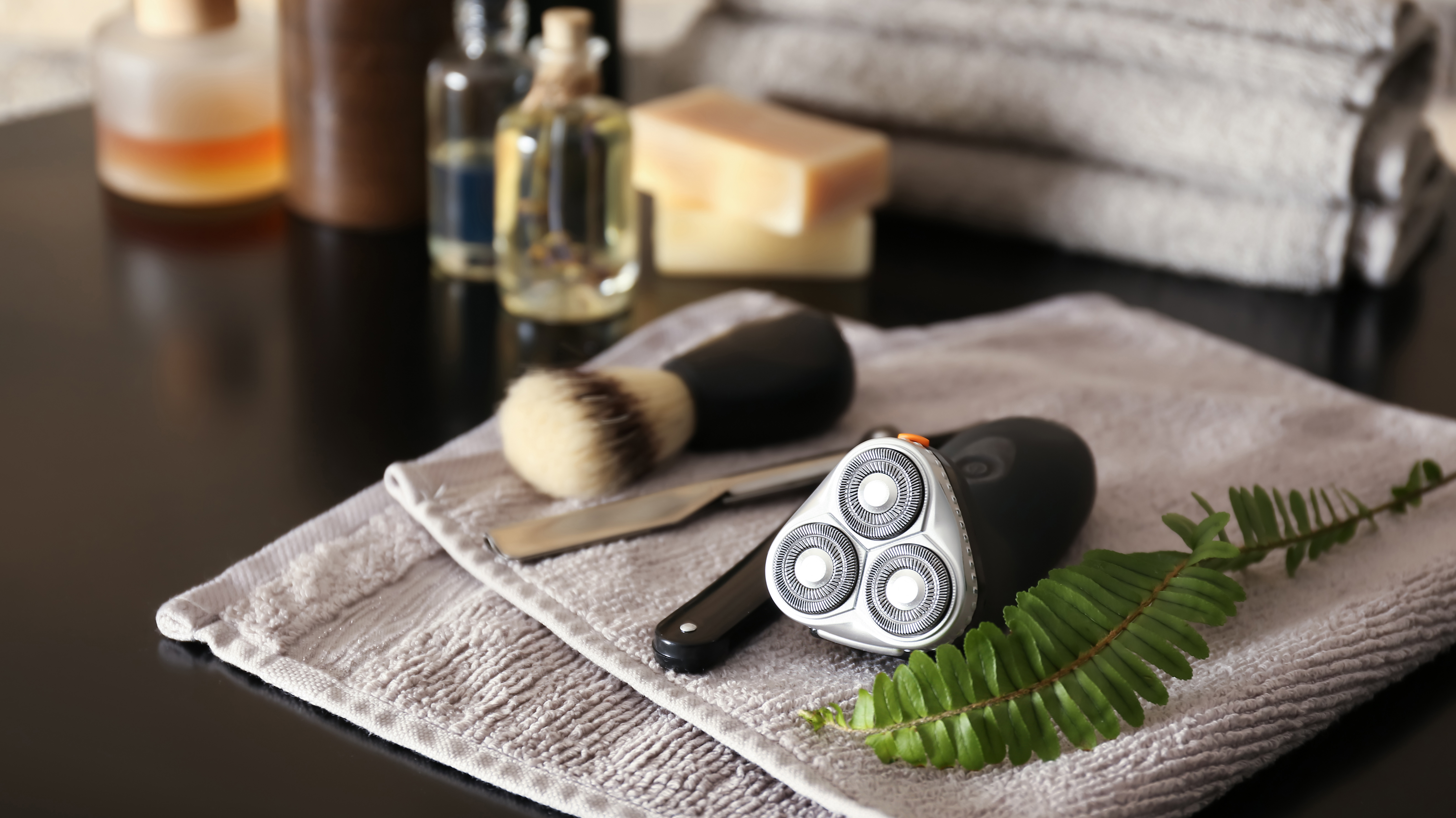 Una mano sosteniendo una afeitadora eléctrica.