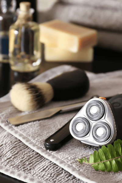 Una mano sosteniendo una afeitadora eléctrica.