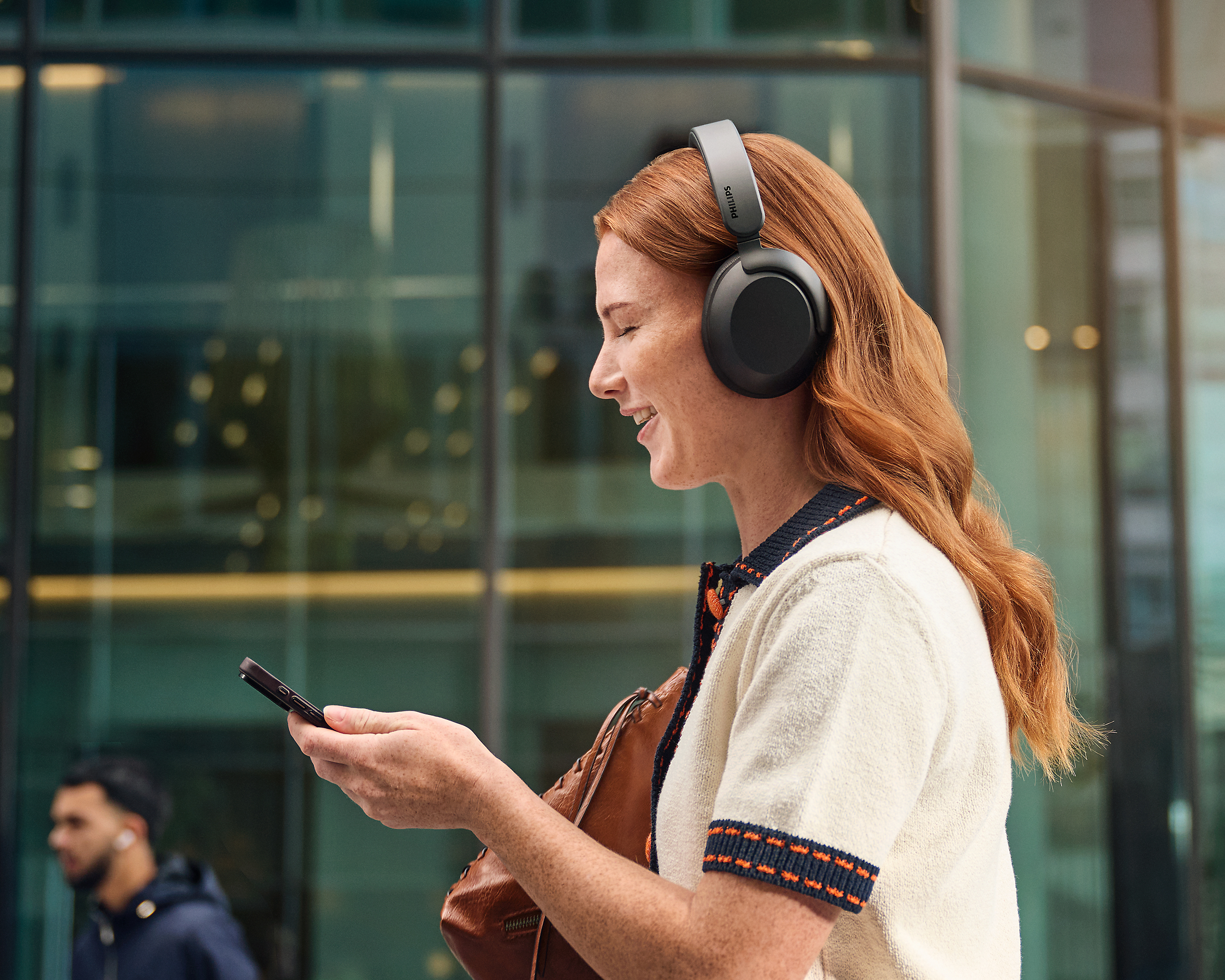Žena počúva hudbu pomocou slúchadiel Philips