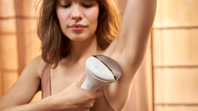 Mujeres que utilizan el dispositivo IPL de Philips para la depilación