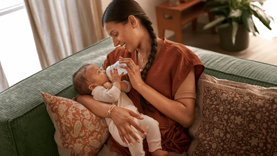 Bébé regardant son parent pendant la tétée
