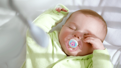 5 mituri spulberate despre folosirea suzetei