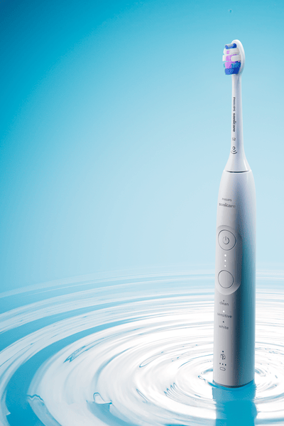 Een handvat uit de Philips Sonicare 5000–7000-serie, omgeven door golven