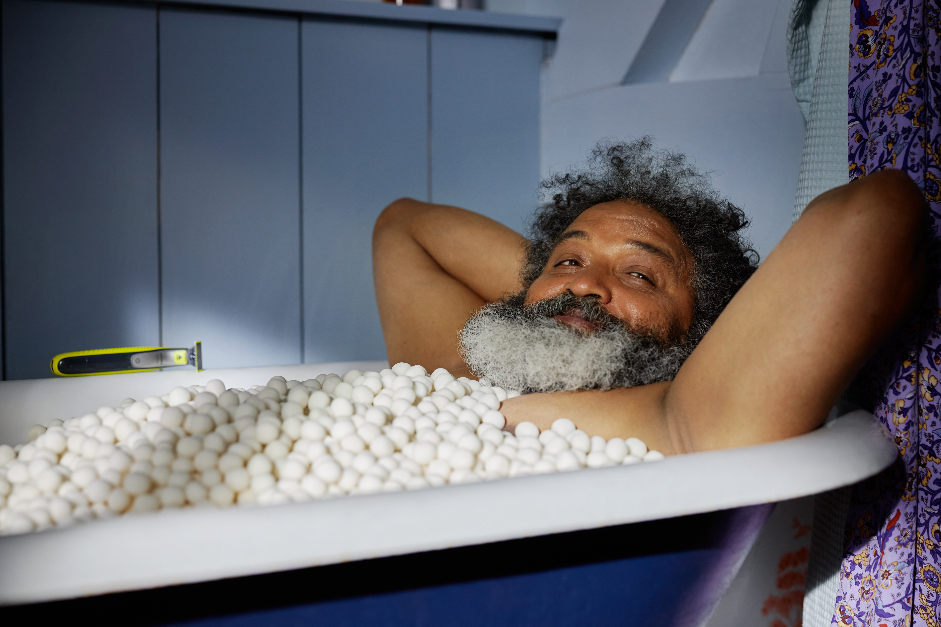 Zrzavý muž v čepici s knírem a vousy tvarovanými směrem dolů k bradě. 