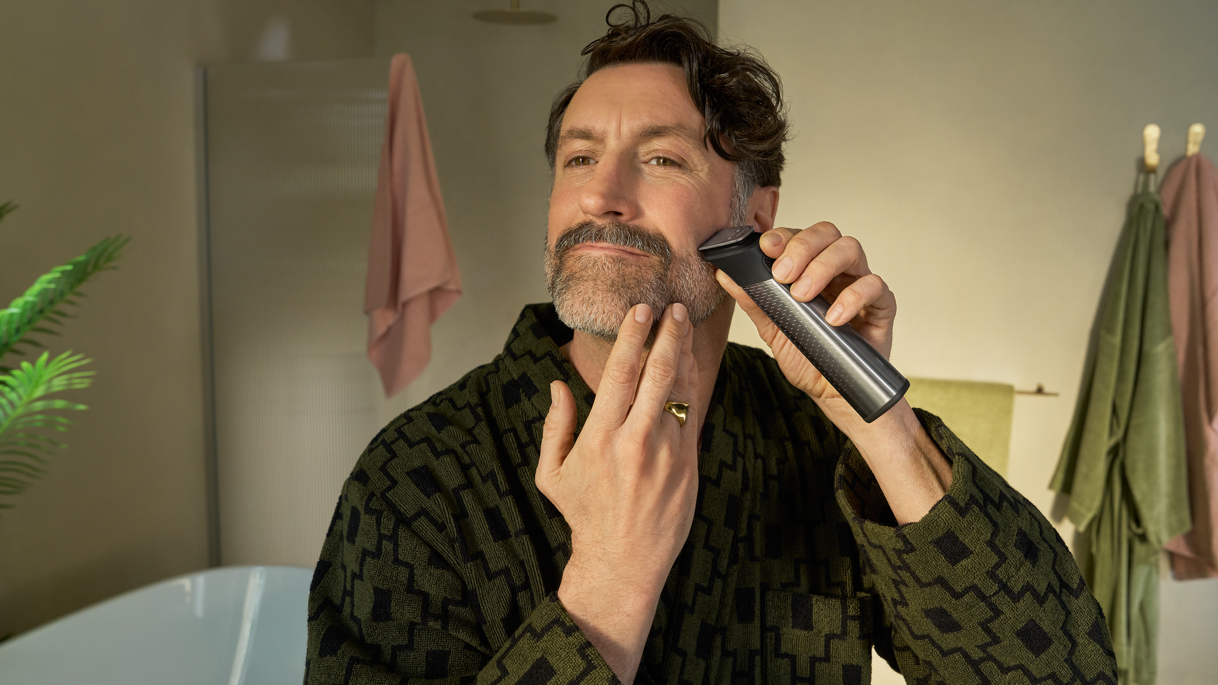 Barbă îngrijită cu aparatul de tuns multifuncţional Philips