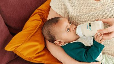 Крупний план ніжного контакту шкіри між матір'ю та дитиною