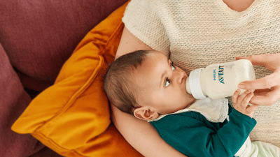 Мама, обнимающая новорождённого на уютной кровати