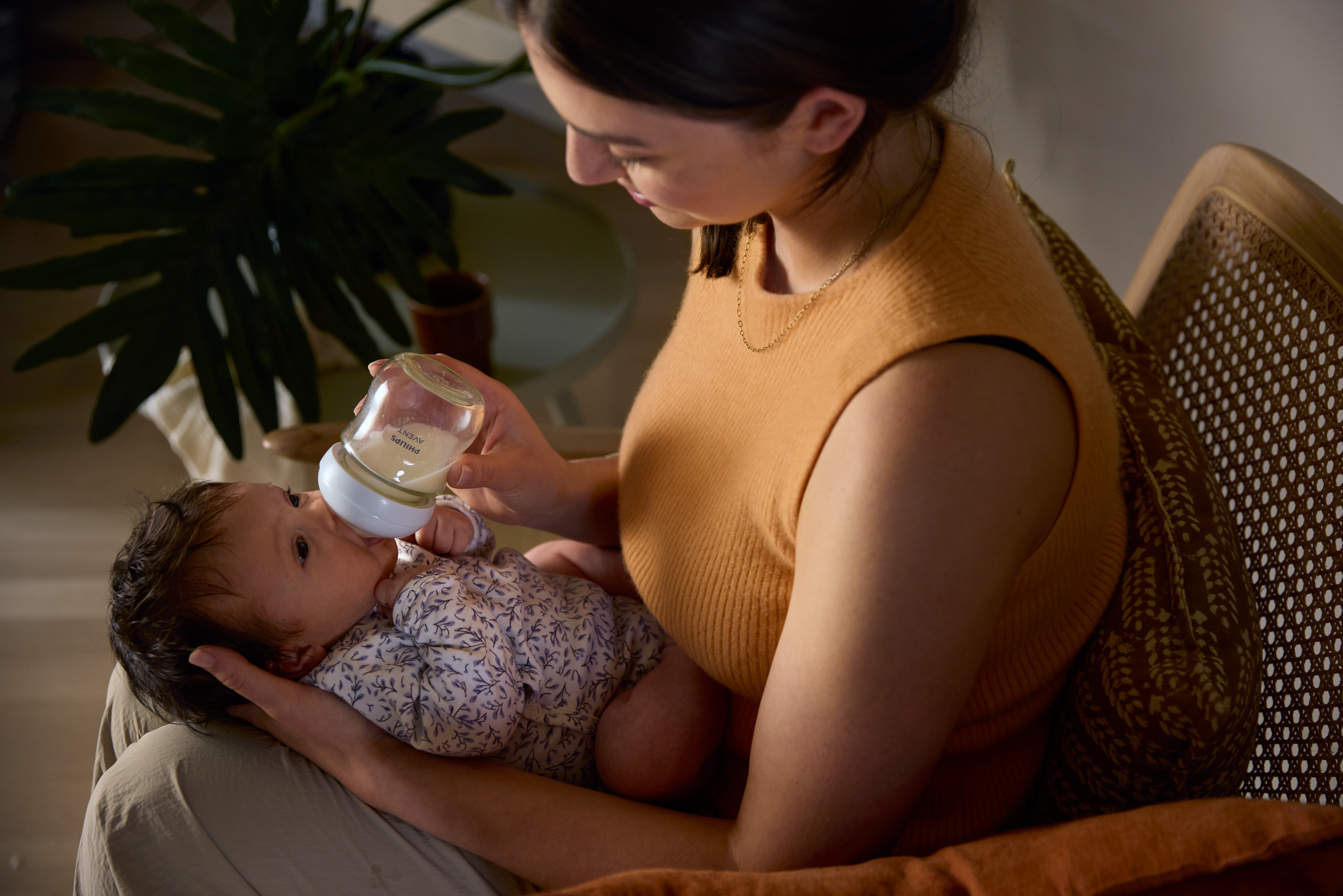 Our bottles support baby's individual drinking rhythm