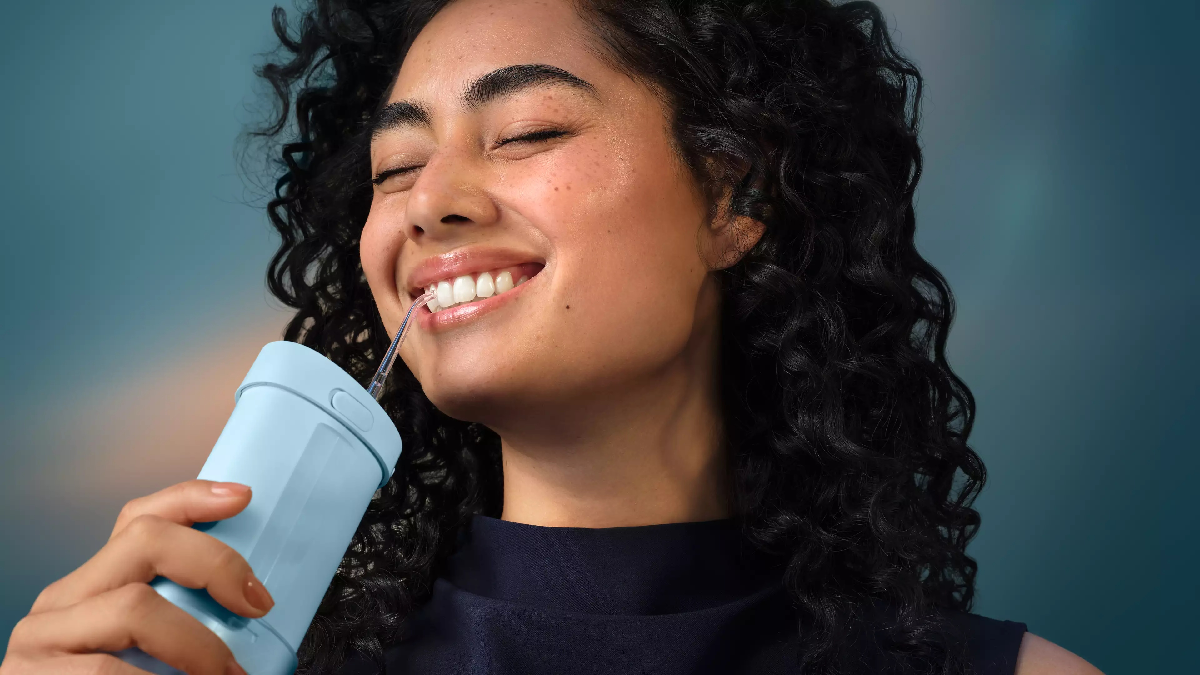 Kobieta korzystająca z irygatora do zębów Philips Sonicare Philips Sonicare Compact Flosser 1000