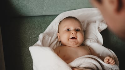bebe cu biberon