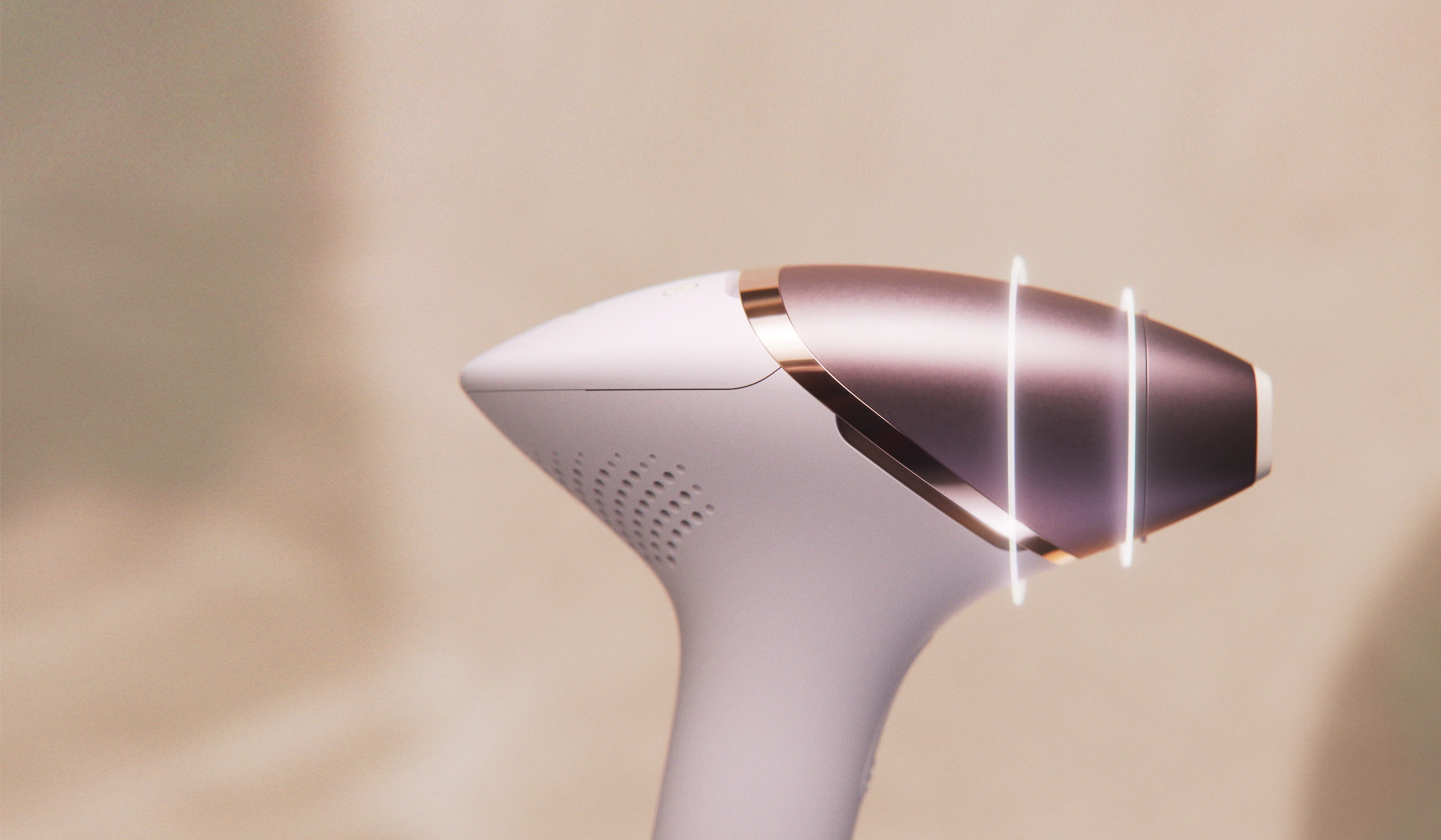 IPL hair removal device with light pulses