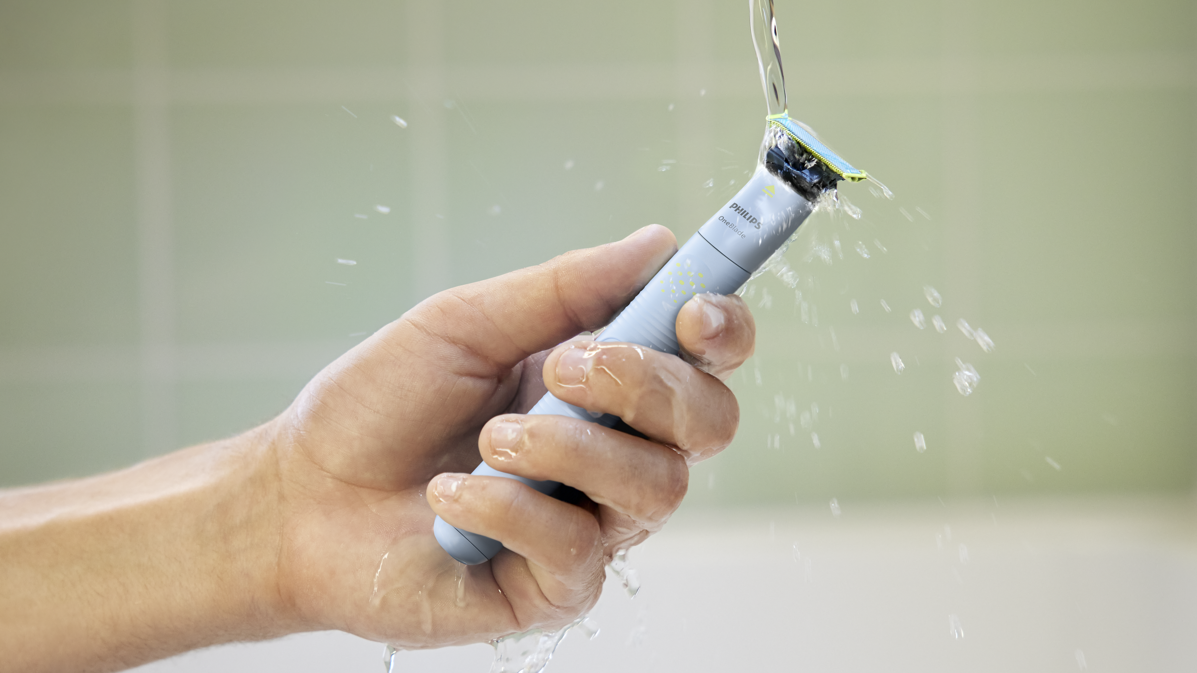 Zbliżenie na golarkę Philips OneBlade First Shave trzymaną w dłoni