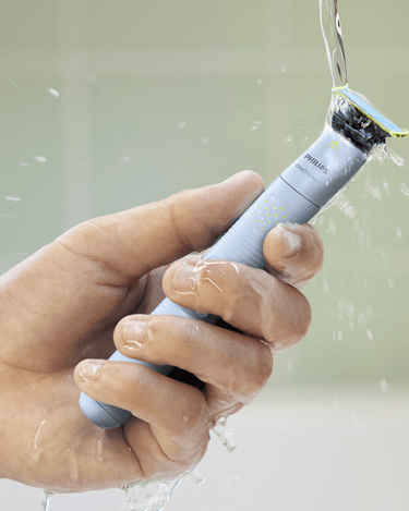 Zbliżenie na golarkę Philips OneBlade First Shave trzymaną w dłoni