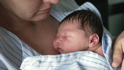 תקריב של מגע עור רגיש בין אם לתינוק