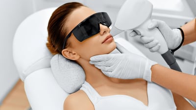 femeie-isi-inlatura-parul-facial-la-salon-cu-laser.jpg