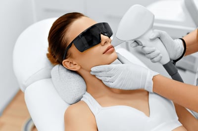 femeie-isi-inlatura-parul-facial-la-salon-cu-laser.jpg