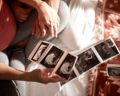 Persoon die de Pregnancy⁺-app op een telefoon gebruikt