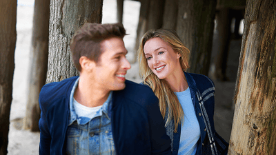 Zralý pár se sebevědomě usmívá