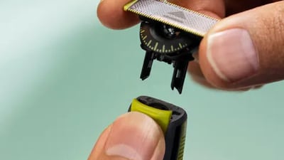 OneBlade umieszczony na półce w łazience