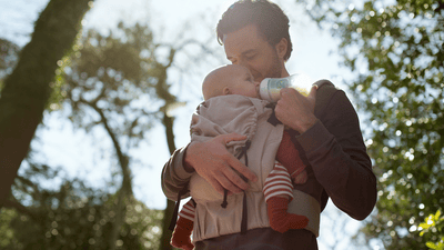 Otec se stará o dítě