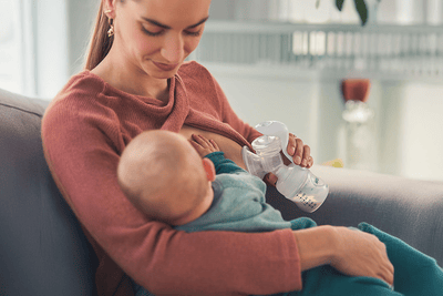 Dziecko wierci się przy karmieniu piersią lub butelką