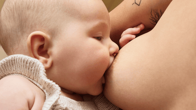 Дитина дрімає на грудях батьків із задоволеною посмішкою