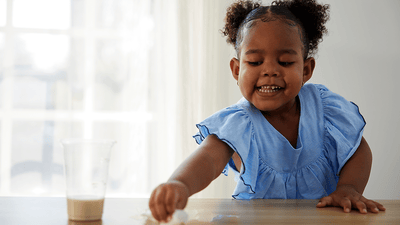 Zabawna sytuacja w kuchni z rozlaną wodą.