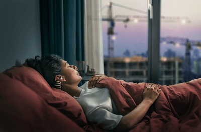 Une femme passe une bonne nuit de sommeil, bien qu'elle vive à côté d'un chantier de construction.