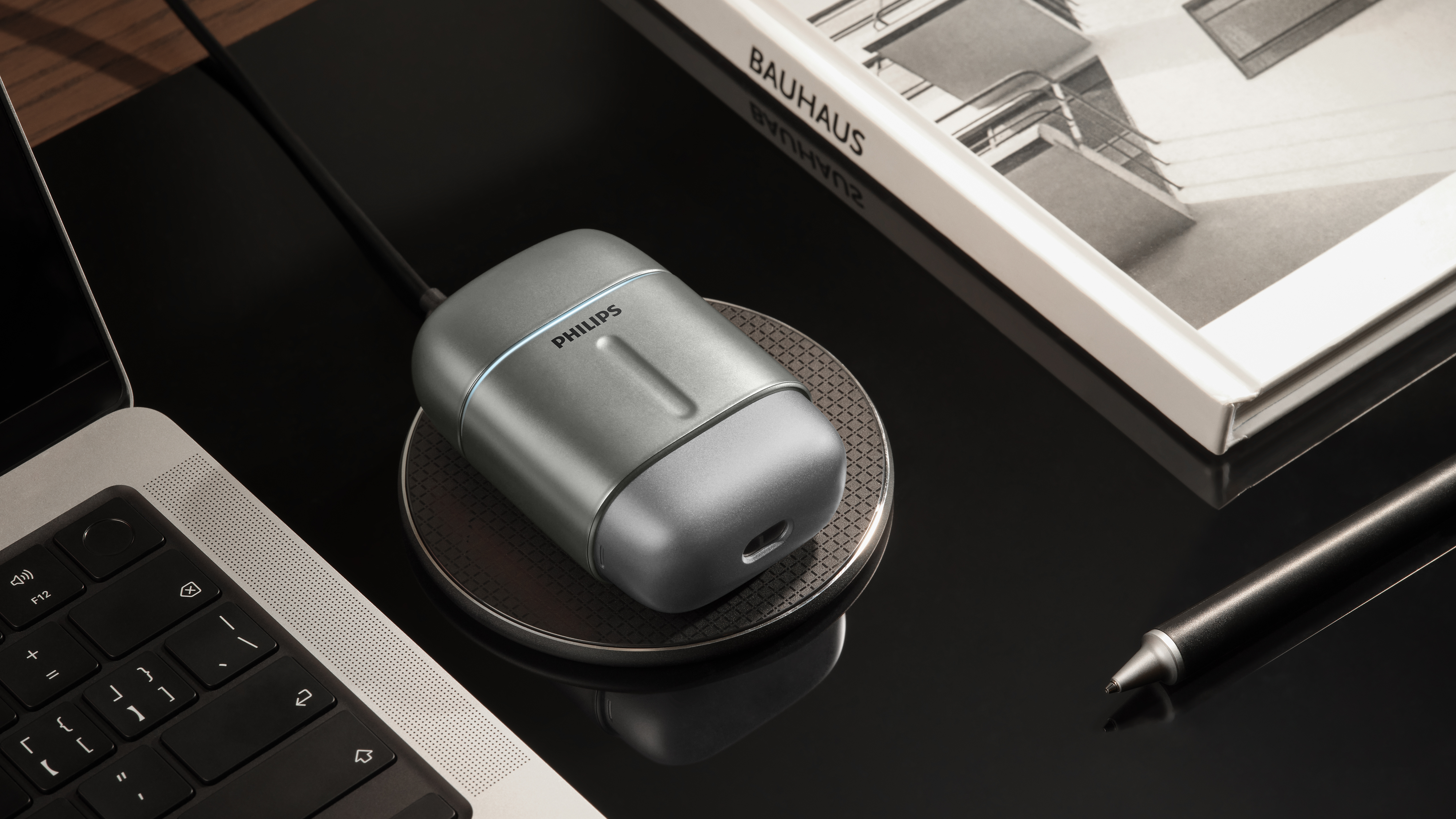 Compact Philips 700 shaver on Wireless Qi-charging compatible pad