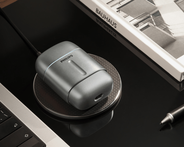 Compact Philips 700 shaver on Wireless Qi-charging compatible pad