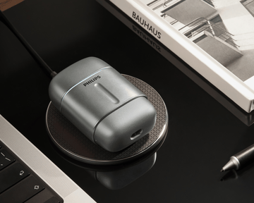 Compact Philips 700 shaver on Wireless Qi-charging compatible pad