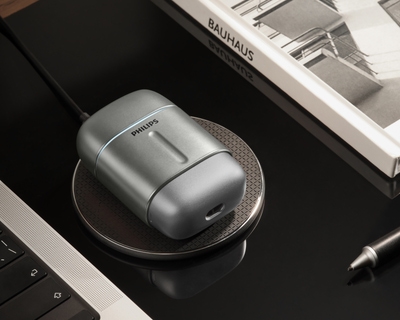 Compact Philips 700 shaver on Wireless Qi-charging compatible pad