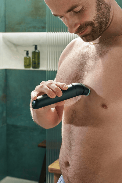 Bărbat cu piele netedă pe piept după utilizarea aparatului de îngrijire corporală