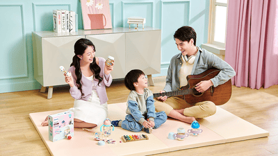 Rodinný okamžik na podlaze školky