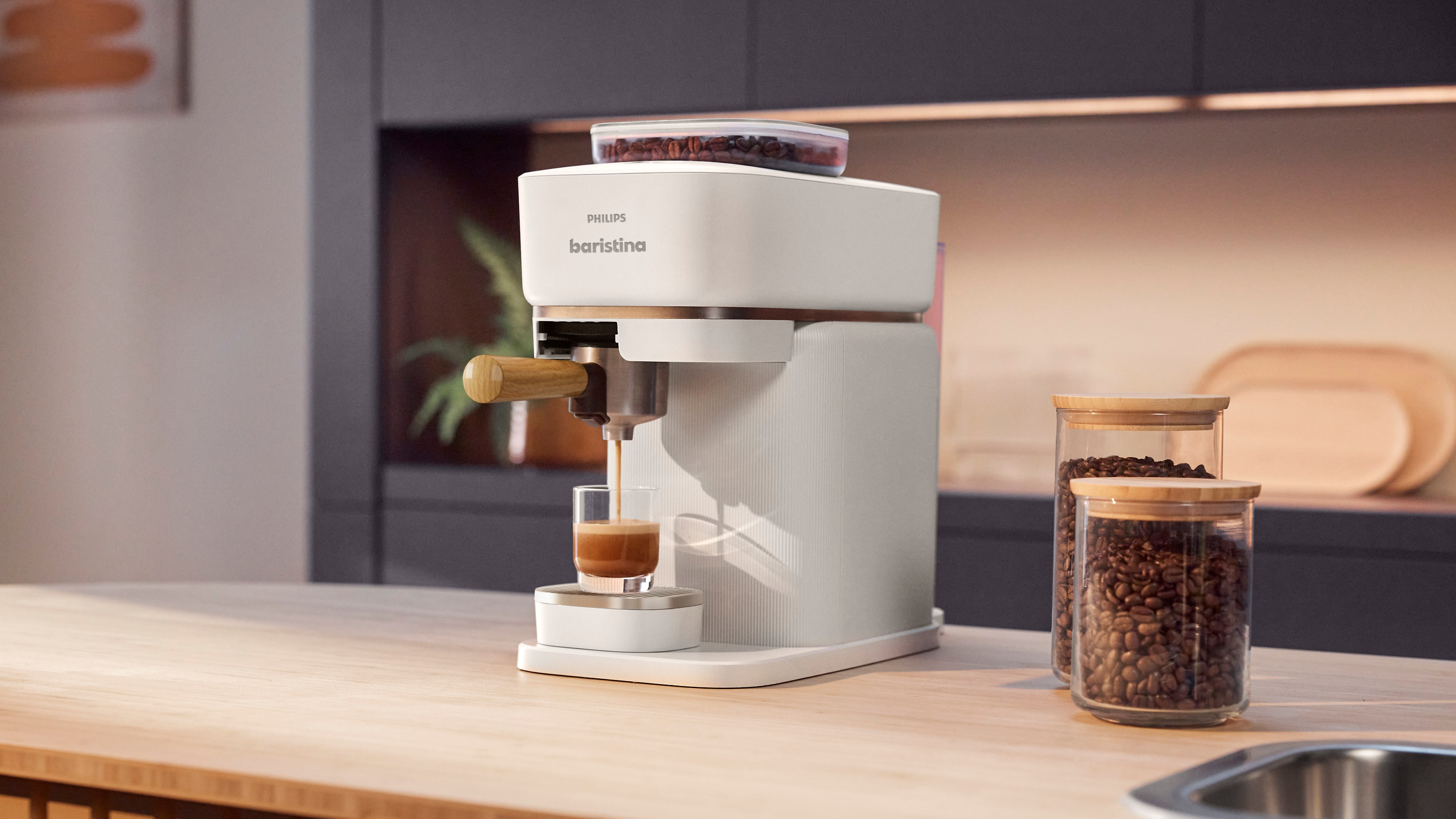 Mutfak tezgahında Philips Baristina.
