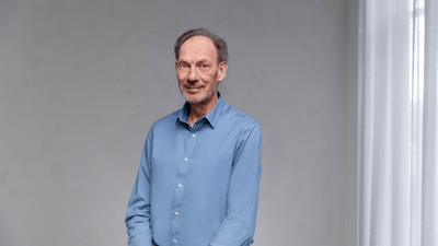 Pokojné ranné svetlo cez matné okno