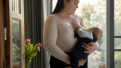 Зручний диван-сцена з подушкою для годування