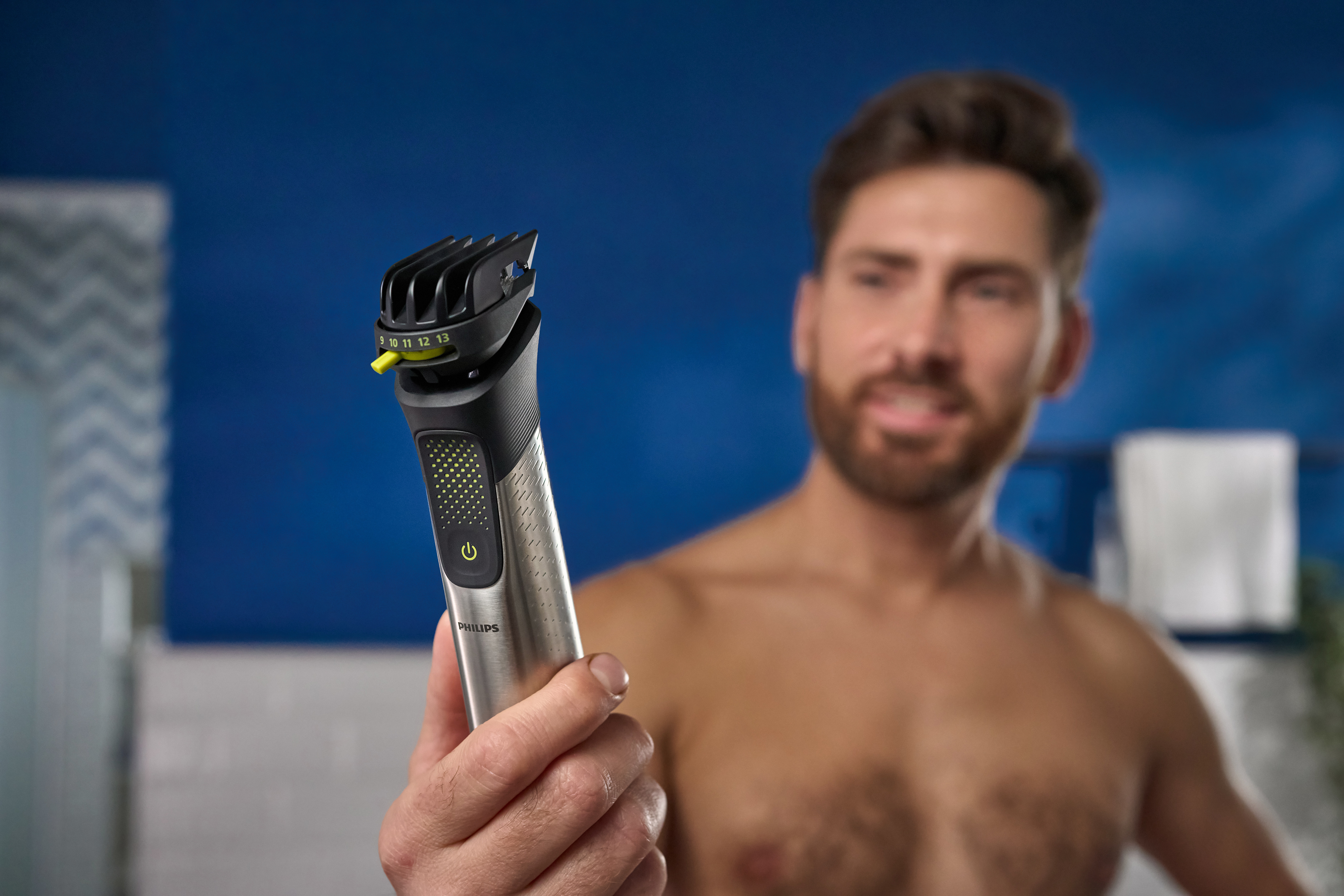 Чоловік підстригає бороду за допомогою універсального тримера Philips серії 9000