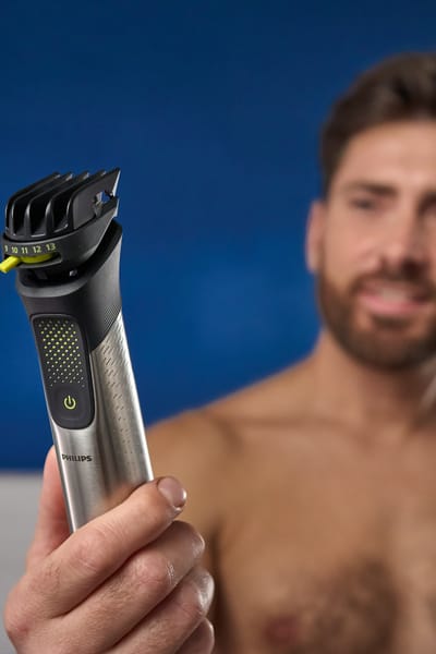 Чоловік підстригає бороду за допомогою універсального тримера Philips серії 9000