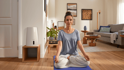 Suasana gaya hidup sehat dengan matras yoga.