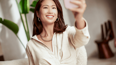 жінки посміхаються