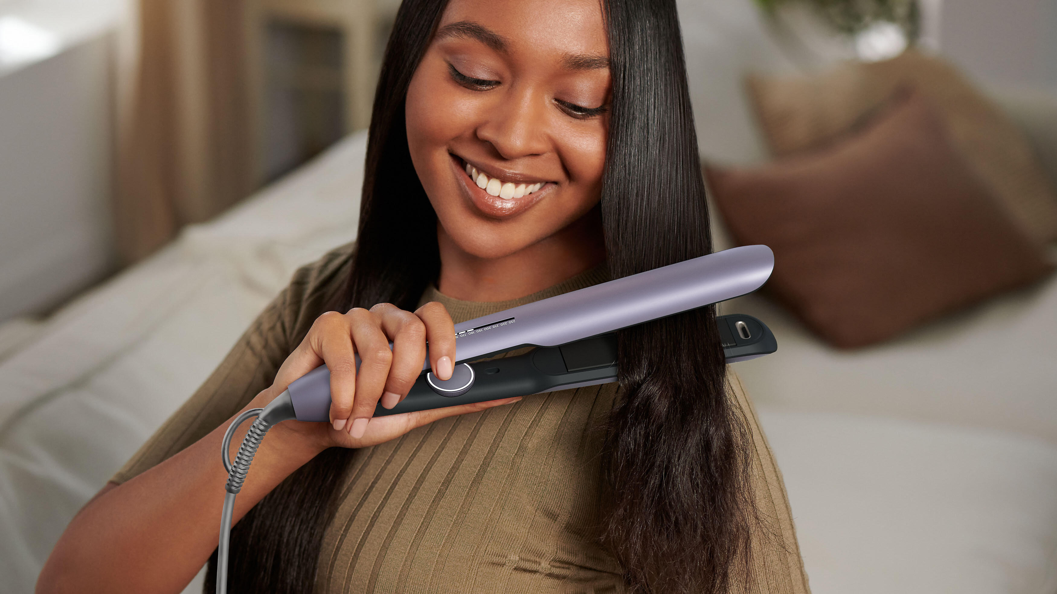 mujeres ingeniosas con plancha de pelo