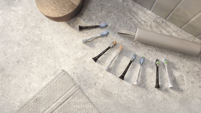 Насадки для зубної щітки на полиці у ванній кімнаті