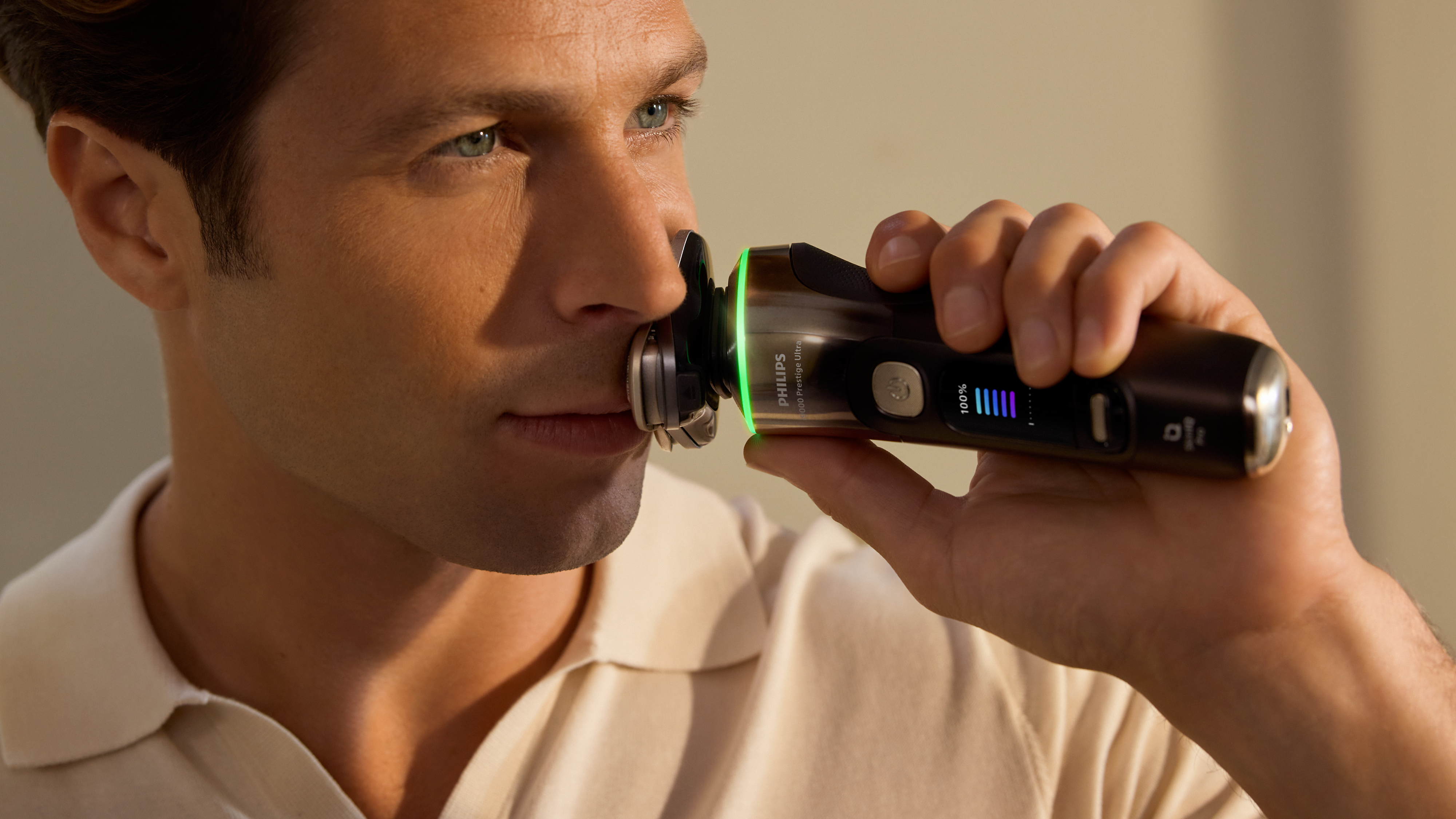 Чоловік голиться електробритвою Philips